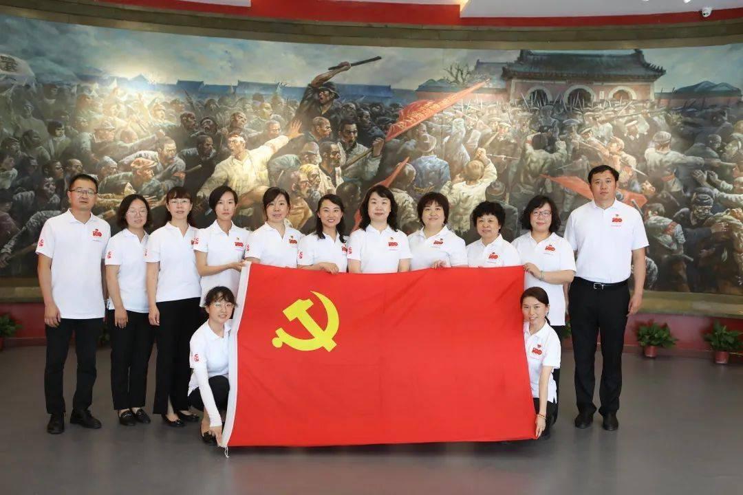 突发!2名游客贸然进入昆明轿子山冰湖,不料冰面突然碎裂……